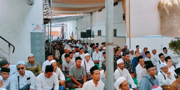 Ribuan orang memadati PPRU 1 untuk memperingati Haul Akbar KH Yahya Syabrowi dan Reuni Nasional.