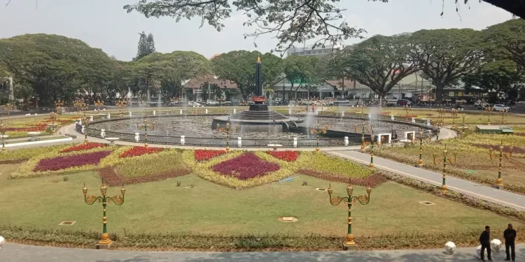 Wajah baru Alun Alun Tugu Kota Malang yang telah rampung direvitalisasi dan sudah bisa dikunjungi.
