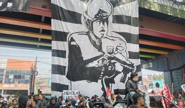 Aksi masa yang mengawal jalannya persidangan vonis perusakan Kantor Arema FC dari depan PN Malang.