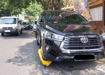 Mobil yang digembok petugas Dishub Kota Malang lantaran parkir di bahu jalan.