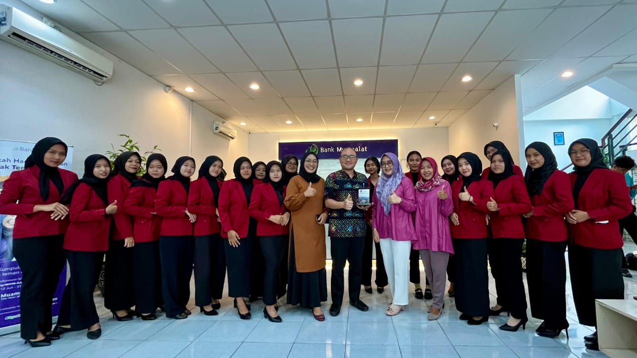 Sesi foto bersama antara para pemateri dari Bank Muamalat Malang dengan mahasiswa D-III Perbankan dan Keuangan Vokasi UMM
