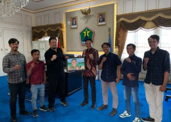 Pj Wali Kota Malang, Wahyu Hidayat menerima cindera mata dari Tugu Media Group.