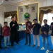 Pj Wali Kota Malang, Wahyu Hidayat menerima cindera mata dari Tugu Media Group.