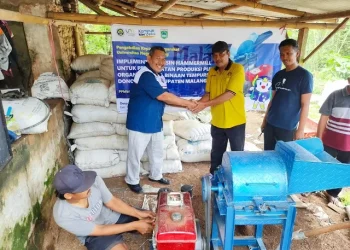 Tim pengmas UM bantu petani optimalkan produksi pupuk organik dengan implementasi mesin hammermill.