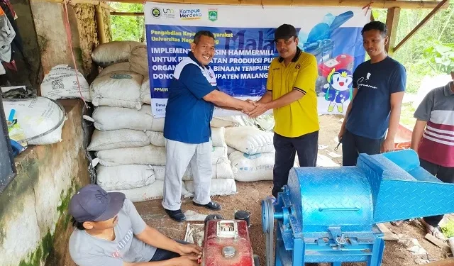 Tim pengmas UM bantu petani optimalkan produksi pupuk organik dengan implementasi mesin hammermill.