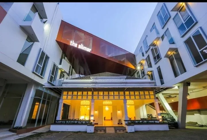 Tampak depan The Alimar Hotel Malang.
