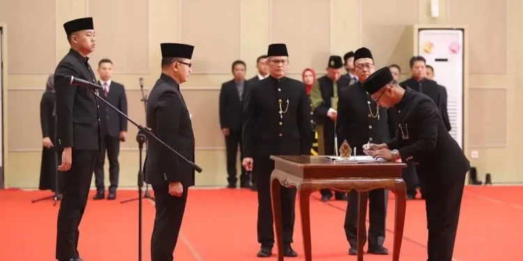 Ilustrasi pelantikan pejabat baru oleh Pj Wali Kota Batu Aries Agung Paewai.