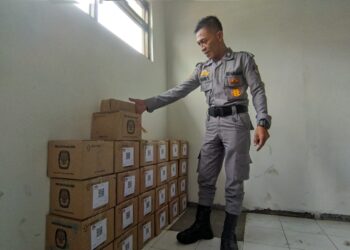 Petugas saat menunjukkan sejumlah logistik Pemilu 2024 yang sudah mulai berdatangan di Kantor KPU Kota Batu. Foto: Azmy