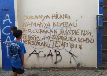 Torehan grafiti luapan kekecewaan suporter atas penegakan keadilan Tragedi Kanjuruhan. Foto: Azmy