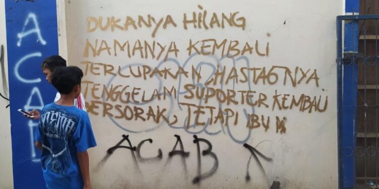 Torehan grafiti luapan kekecewaan suporter atas penegakan keadilan Tragedi Kanjuruhan. Foto: Azmy