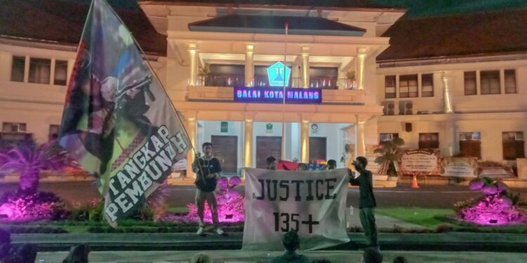 Aksi solidaritas setahun Tragedi Kanjuruhan di depan Balai Kota Malang (M Sholeh)