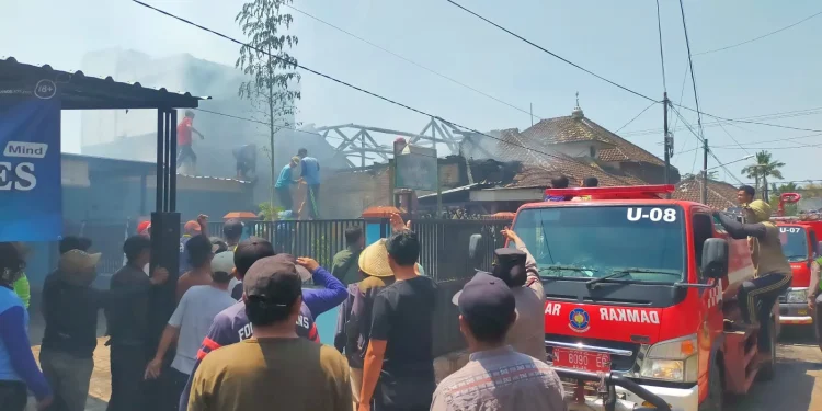 Rumah hangus terbakar