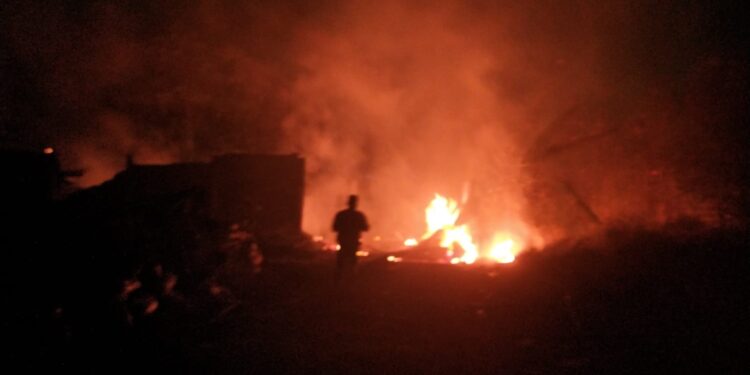 Petugas melakukan penanggulangan kebakaran di home industri arang yang berada di Pakis. Foto: Damkar Kabupaten Malang