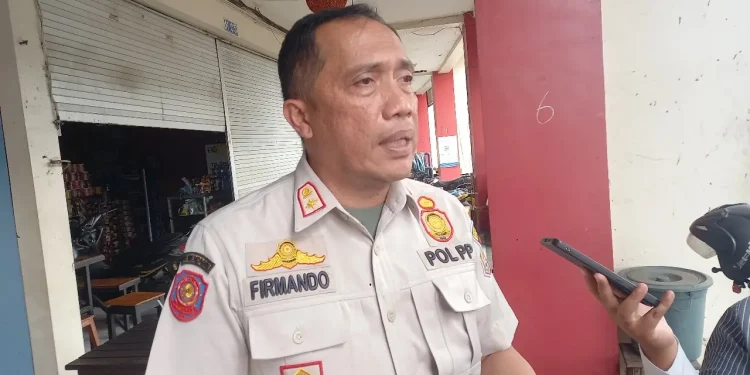 Tertibkan Baliho Parpol - Satpol PP Kabupaten Malang Tertibkan Baliho Parpol yang Rusak