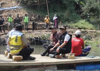Pj Wali Kota Malang Wahyu Hidayat meninjau ‘perahu getek’ di Jembatan Lembayung. Foto / dok Pemkot Malang