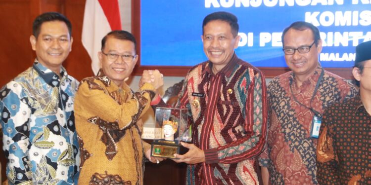 Pj Wali Kota Malang Wahyu Hidayat menyambut kunjungan DPR RI. Foto / dok Pemkot Malang