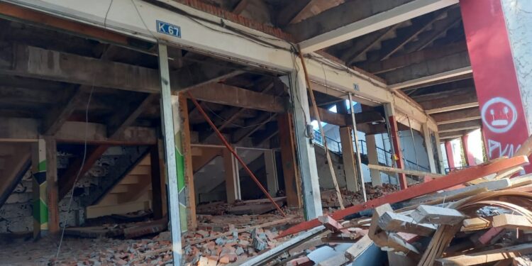 Kios-kios yang ada di Stadion Kanjuruhan telah dibongkar. Foto: Aisyah Nawangsari Putri
