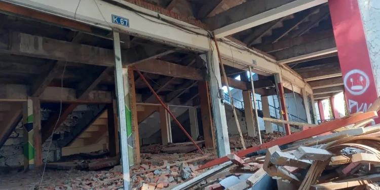 Kios-kios yang ada di Stadion Kanjuruhan telah dibongkar. Foto: Aisyah Nawangsari Putri
