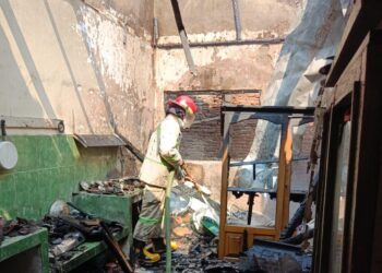 Petugas melakukan pemadaman di rumah yang terbakar di karangploso. Foto: Damkar Kabupaten Malang