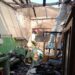 Petugas melakukan pemadaman di rumah yang terbakar di karangploso. Foto: Damkar Kabupaten Malang
