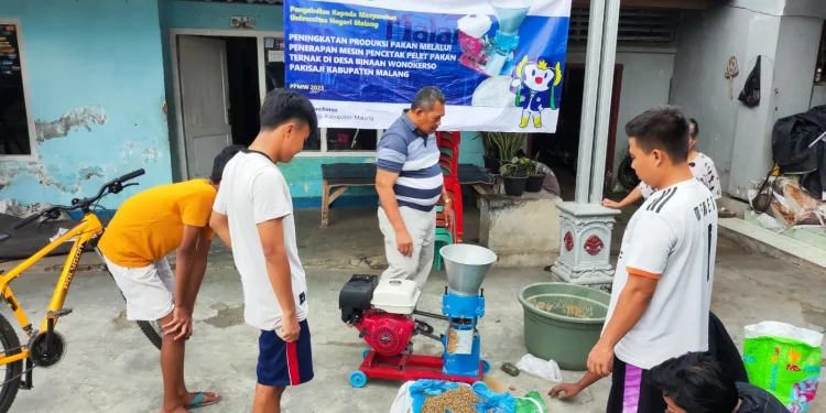 Dosen UM,mesin pencetak pelet - Dosen UM Aplikasikan Mesin Pencetak Pelet untuk Tingkatkan Produksi Pakan Peternak Pakisaji