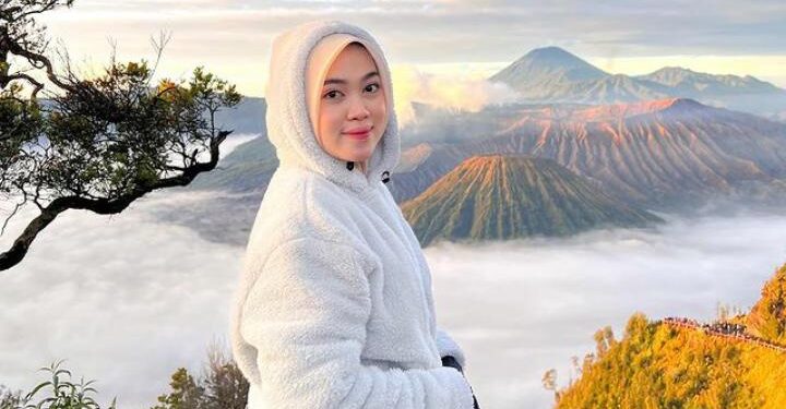Ilustrasi Gunung Pencakar Langit di Jawa Timur (foto: Instagram @sukmaningrum__)