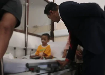 mencari ibu kandung korban