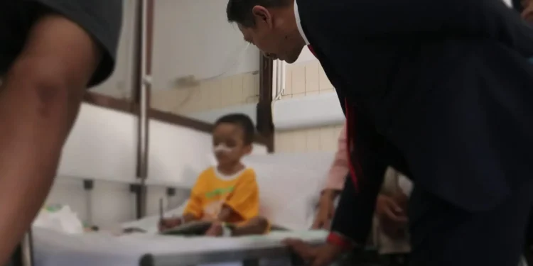 mencari ibu kandung korban