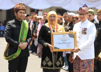 Pj Wali Kota Batu Aries Agung Paewai saat menerima penghargaan Aksi HAM dari Gubernur Jawa Timur. Foto: Dok.