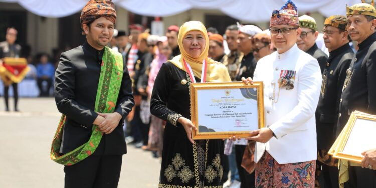 Pj Wali Kota Batu Aries Agung Paewai saat menerima penghargaan Aksi HAM dari Gubernur Jawa Timur. Foto: Dok.