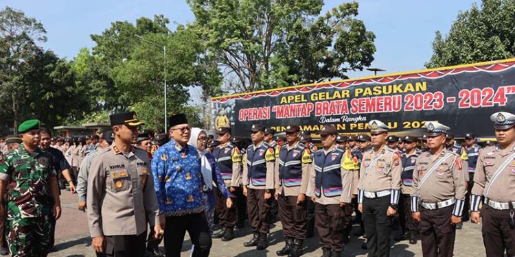 Kapolres Malang, AKBP Putu Kholis Aryana bersama Forkopimda Kabupaten Malang melakukan pengecekan pasukan. Foto: Polres Malang