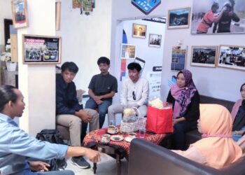 Sharing Bersama Dosen Vokasi UMM serta mahasiswa Vokasi UMM dan peserta Magang Universitas Slamet Riyadi Surakarta Di Tugu Media( foto/Chisma h.k)