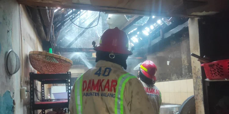 Petugas melakukan penanggulangan kebakaran di rumah milik Tanto di Kepanjen. Foto: Damkar Kabupaten Malang