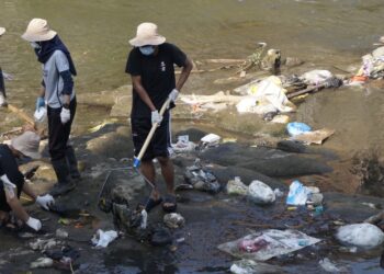 Sejumlah volunteer anak muda turun ke sungai di kawasan Muharto, Kota Malang membersihkan sampah rumah tangga yang menggunung. Foto: Envigreen Society