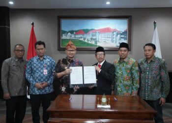 Pj Wali Kota Batu Aries Agung Paewai resmi menandatangani penyerahan dana hibah untuk pelaksanaan Pilkada 2024, Jumat (27/10/2023). Foto: Prokopim KWB