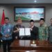 Pj Wali Kota Batu Aries Agung Paewai resmi menandatangani penyerahan dana hibah untuk pelaksanaan Pilkada 2024, Jumat (27/10/2023). Foto: Prokopim KWB