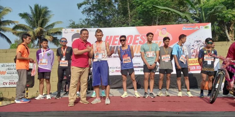 H Puguh Wiji Pamungkas memberikan  apresiasi bagi peserta yang paling awal meraih garis finish. Foto: Aisyah Nawangsari Putri