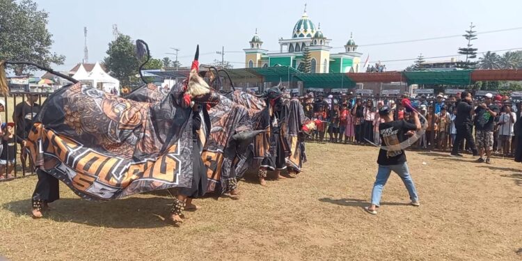 Pertunjukan bantengan yang ditampilkan ke depan Bupati Malang. Foto: Aisyah Nawangsari Putri