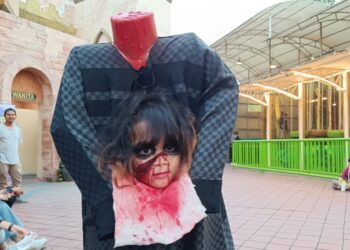 Berbagai macam dandanan horor memeriahkan suasana Jatim Park 3 di malam Halloween. Foto: Azmy