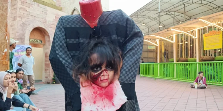 Berbagai macam dandanan horor memeriahkan suasana Jatim Park 3 di malam Halloween. Foto: Azmy