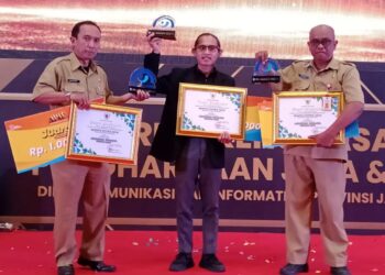 Anggota KIM dari Diskominfo Kota Batu meraih 5 penghargaan sekaligus di ajang Anugerah Pewarta Warga (APW) 2023. Foto: Istimewa