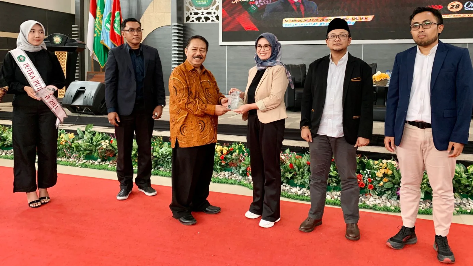 Pemberian cindera mata oleh pak Dekan kepada Ketua DPRD Kota Batu.