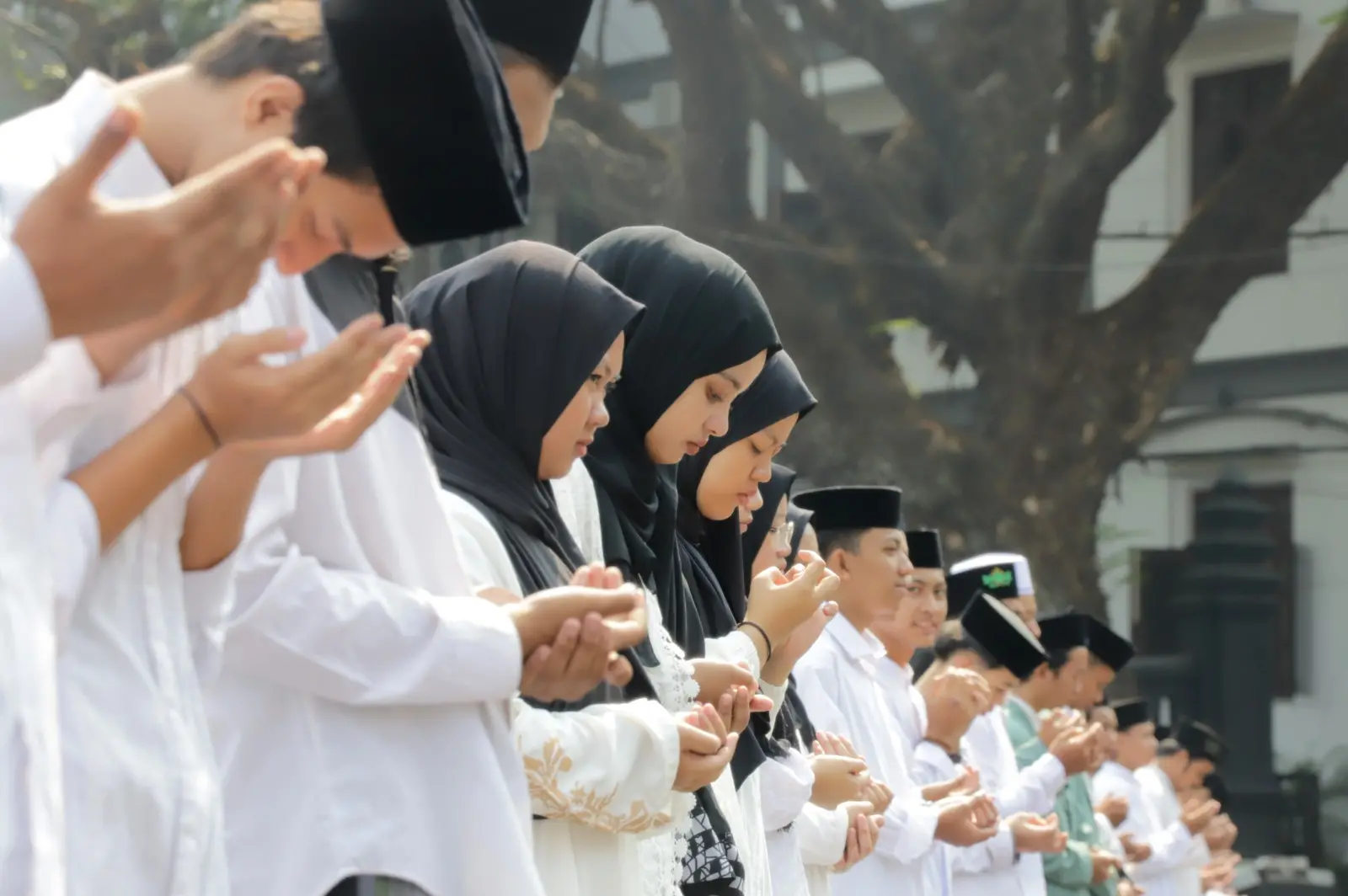 Suasana upacara Hari Santri yang dipimpin Pj Wali Kota Malang.