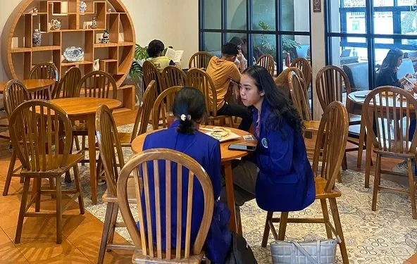 Suasana menikmati makanan di Shou Kopitiam x Nasi Goreng Nenek Mojang