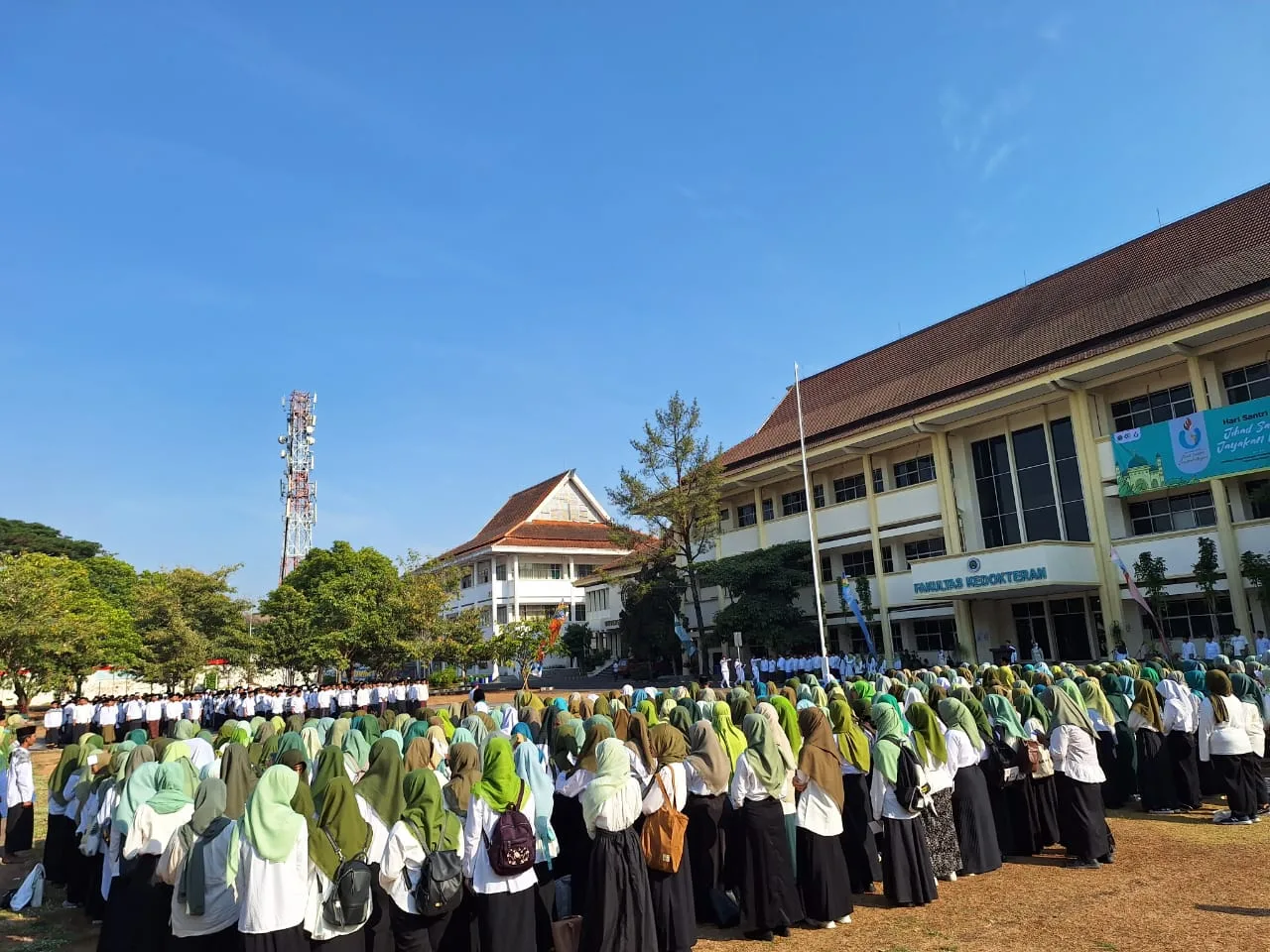 Peserta upacara Hari Santri Nasional. 