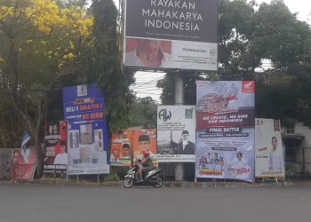 Baliho caleg berbagai parpol yang bertebaran di sudut jalanan Kota Malang.