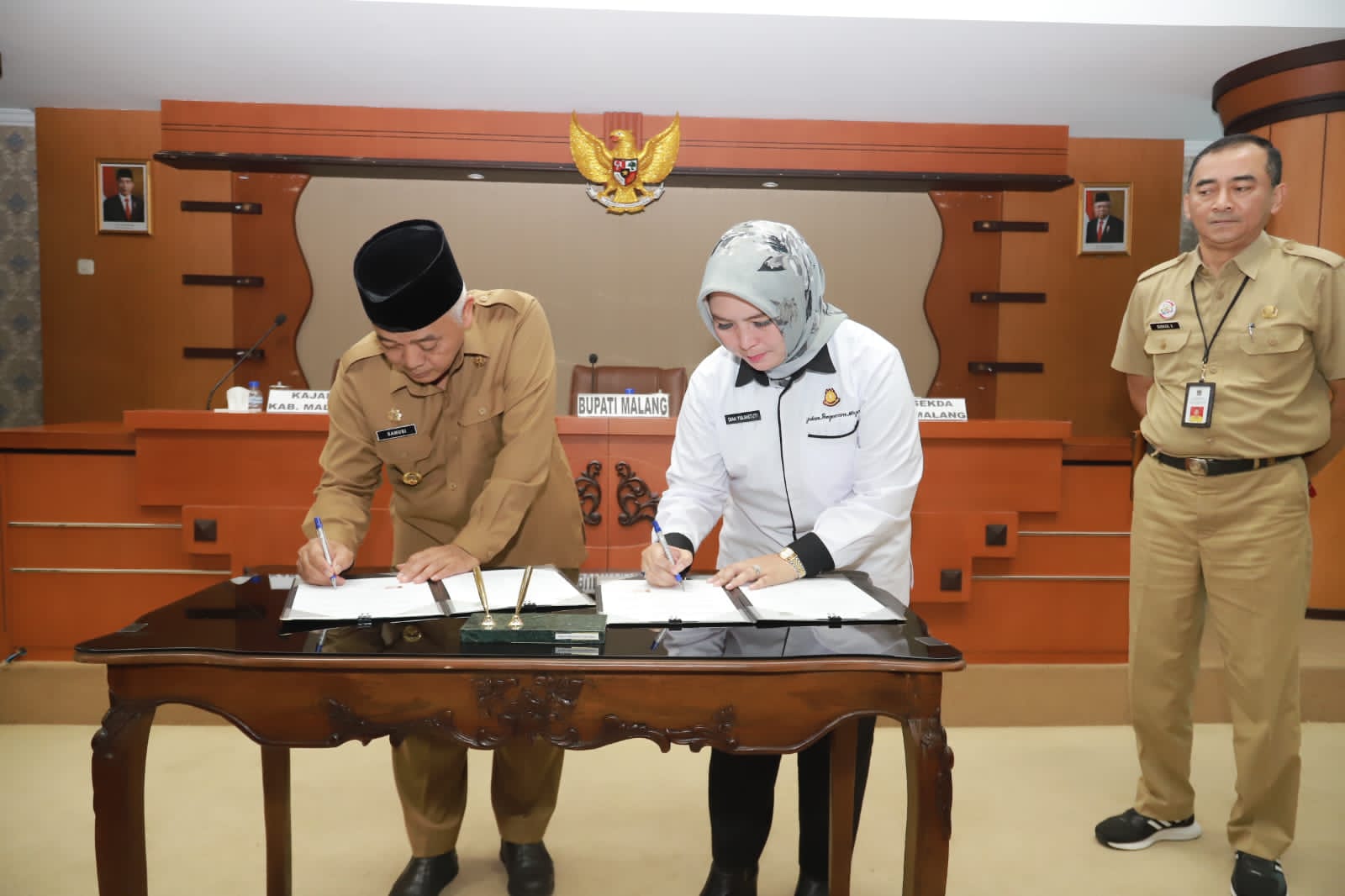 Bupati Malang, Sanusi dan Kepala Kejari Kabupaten Malang, Diah Yuliastuti menandatangani kesepakatan kerja sama