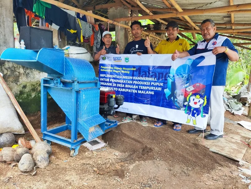 Tim pengmas UM bantu petani optimalkan produksi pupuk organik dengan implementasi mesin hammermill.