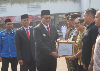 Wakil Bupati Malang, Didik Gatot Subroto menyerahkan penghargaan pada pemuda berprestasi.