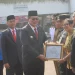 Wakil Bupati Malang, Didik Gatot Subroto menyerahkan penghargaan pada pemuda berprestasi.